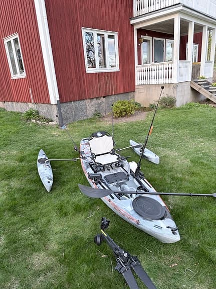 Fiskekajak med stabilisatorer
