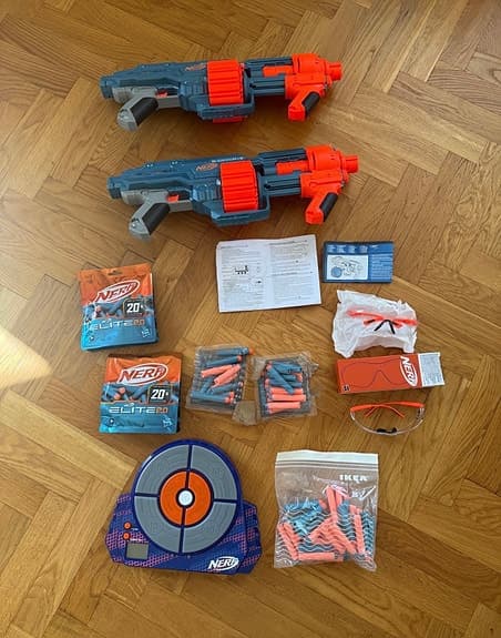 2 st Nerf Elite 2.0 blasters, elektronisk måltavla, pilar, 2 skyddsglasögon