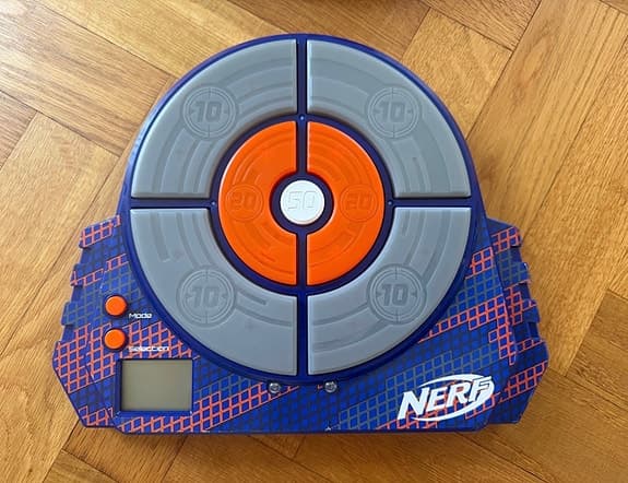 2 st Nerf Elite 2.0 blasters, elektronisk måltavla, pilar, 2 skyddsglasögon