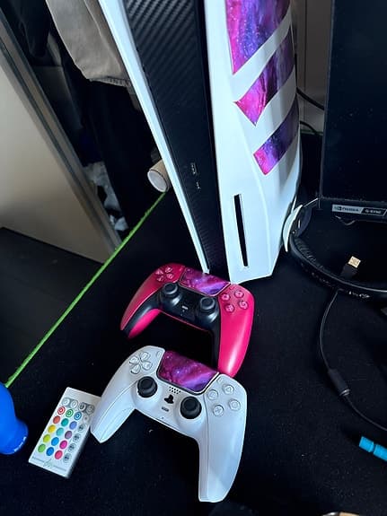 Sony Playstation 5 konsol med två DualSense-handkontroller