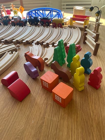 BRIO trätåg med räls och tillbehör