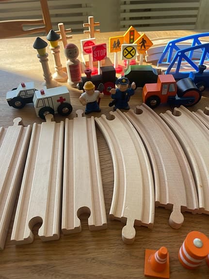 BRIO trätåg med räls och tillbehör