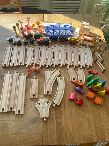 BRIO trätåg med räls och tillbehör