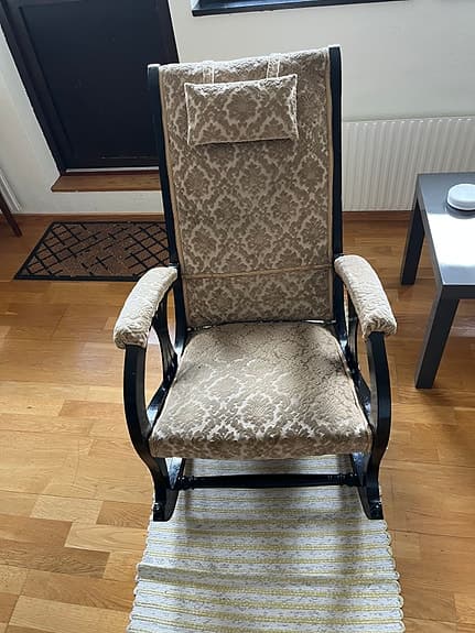 Gungstol med mönstrad beige klädsel