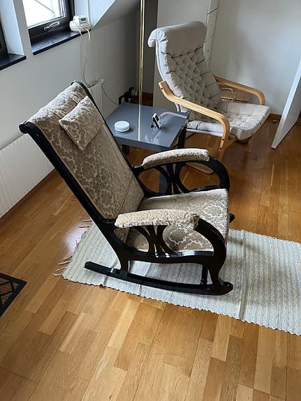 Gungstol med mönstrad beige klädsel