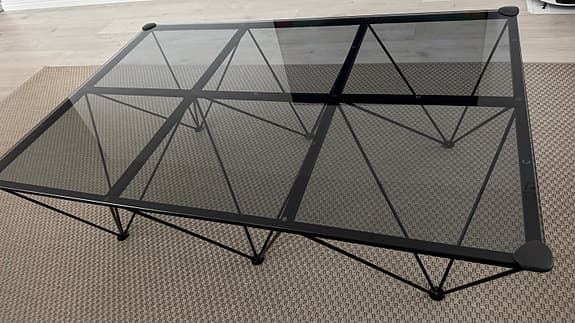 Soffbord svartrostad glas på