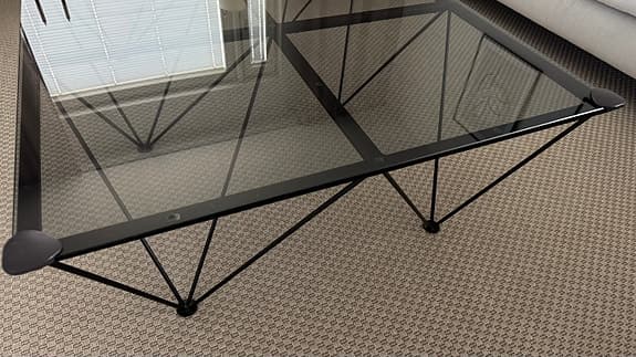 Soffbord svartrostad glas på