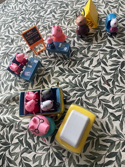 Greta Gris lekset med figurer, skolbänk och buss