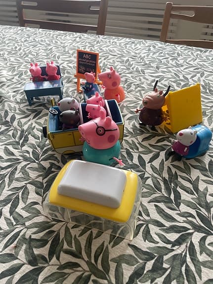 Greta Gris lekset med figurer, skolbänk och buss