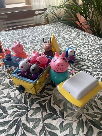 Greta Gris lekset med figurer, skolbänk och buss