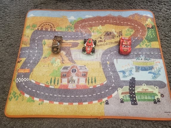 Disney Cars lekmatta med bilar