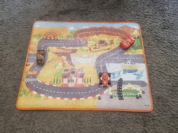Disney Cars lekmatta med bilar