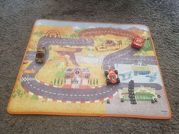 Disney Cars lekmatta med bilar