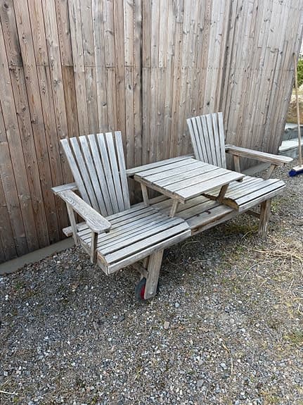 Trädgårdsbänk i trä med bord och hjul