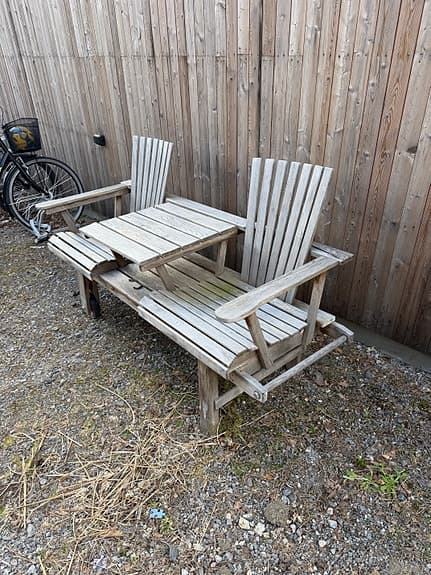 Trädgårdsbänk i trä med bord och hjul