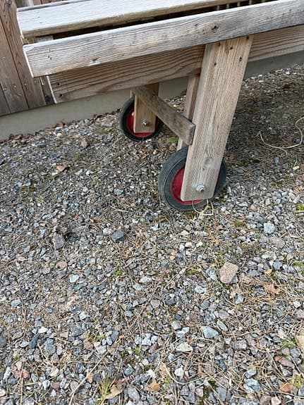 Trädgårdsbänk i trä med bord och hjul