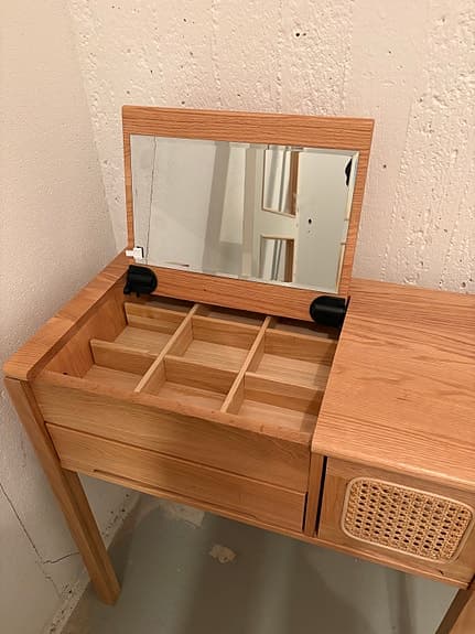 Sminkbord i Ek