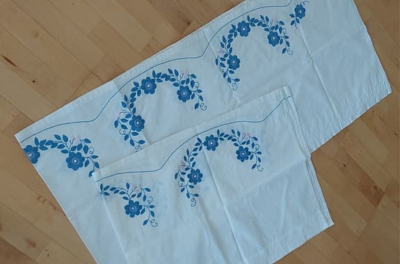 Handbroderade gardiner
