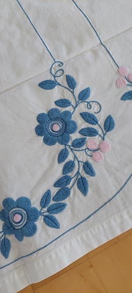 Handbroderade gardiner