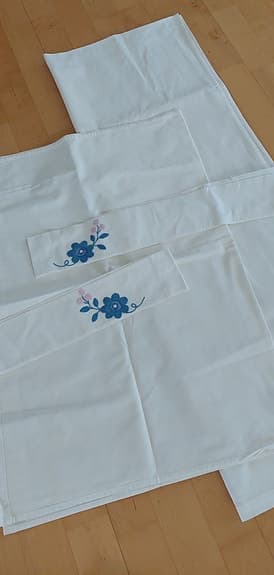 Handbroderade gardiner