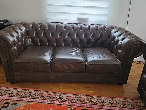 Brun chesterfieldsoffa och två fåtöljer i läder