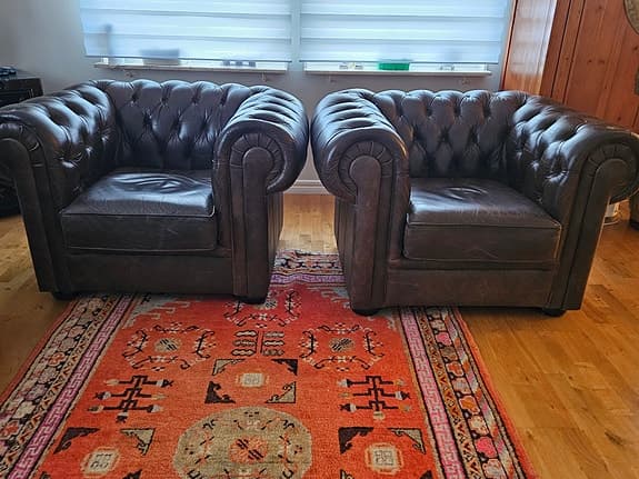 Brun chesterfieldsoffa och två fåtöljer i läder