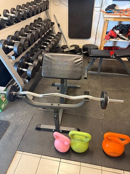 Curlstång med vikter inkl bänk för bicepscurl
