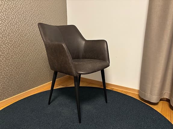 Karmstolar helt nya i kartong