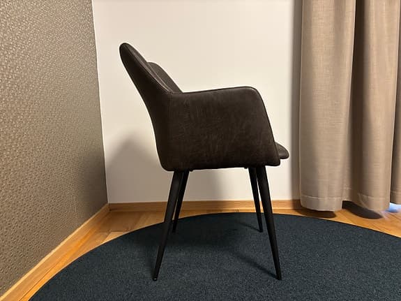 Karmstolar helt nya i kartong