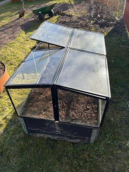 Drivbänk / litet växthus i glas och metall