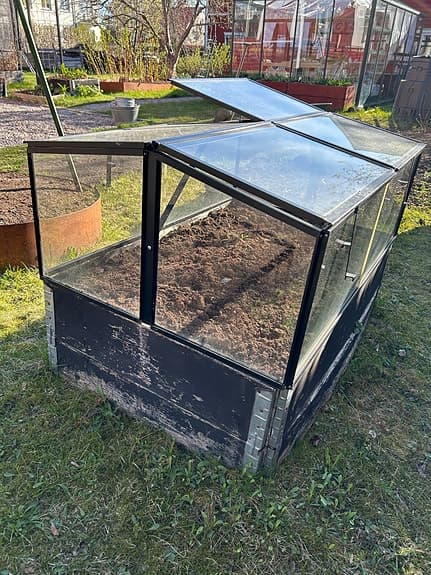Drivbänk / litet växthus i glas och metall