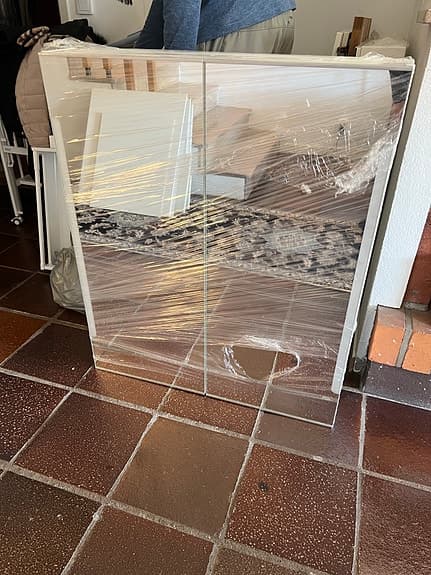 Nytt monterat spegelskåp