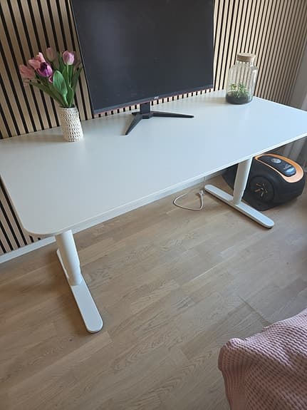 höj och sänkbart elektriskt skrivbord från ikea