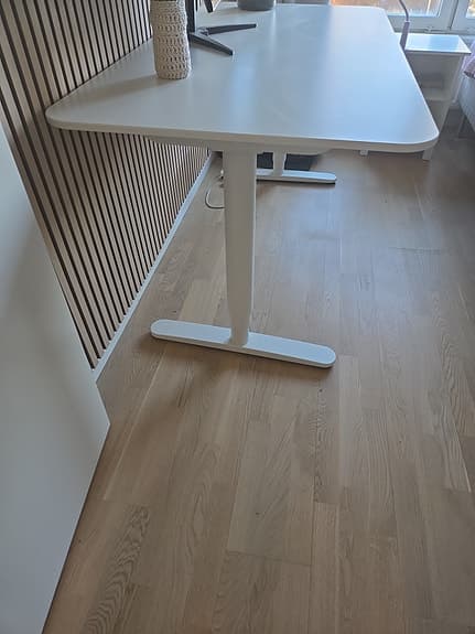 höj och sänkbart elektriskt skrivbord från ikea