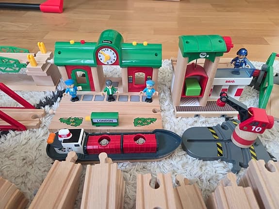 BRIO tågbana med massor av tillbehör