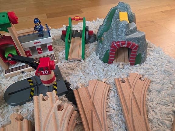 BRIO tågbana med massor av tillbehör