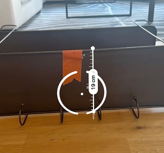 Vägghylla i metall med krokar