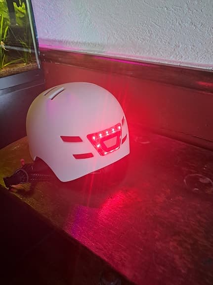 Cykelhjälm med LED-lampor vit