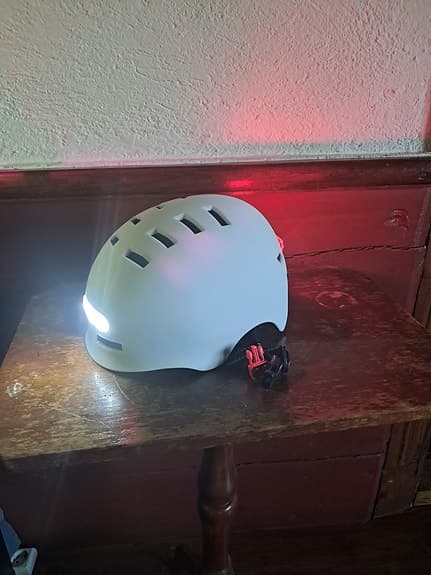 Cykelhjälm med LED-lampor vit