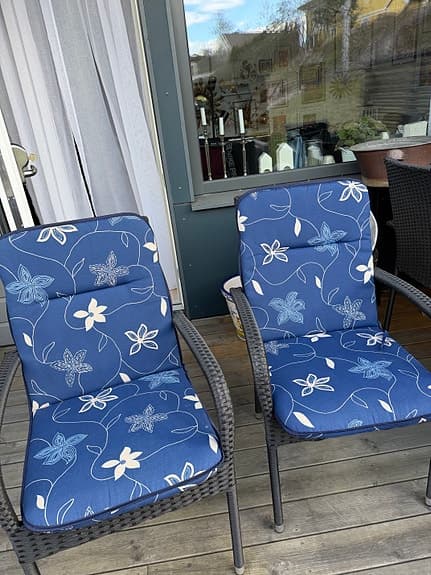 Blå stolsdynor med blommigt mönster för utestolar