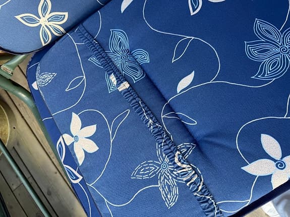 Blå stolsdynor med blommigt mönster för utestolar