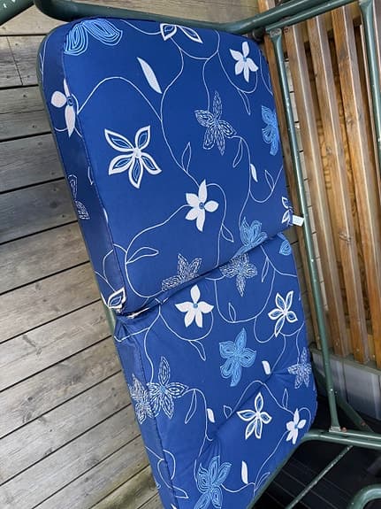 Blå stolsdynor med blommigt mönster för utestolar