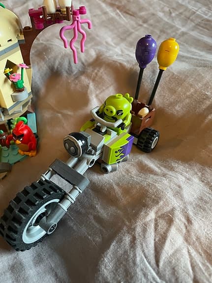 LEGO ANGRY BIRDS Bird Island Egg Heist