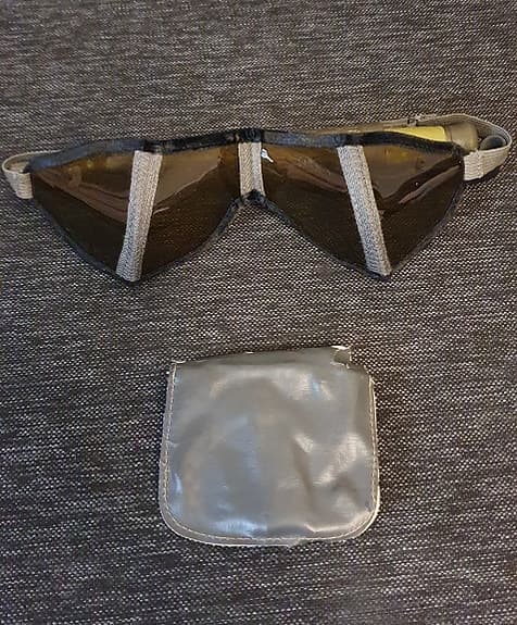 Solglasögon från försarsmakten, vikbara med fodral. Mot "snöblindhet"