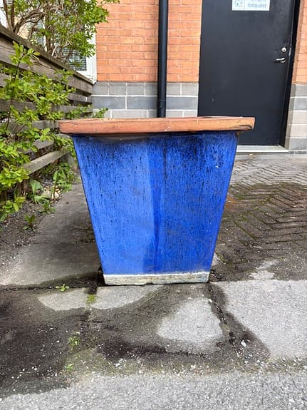 Stor blå kruka i keramik