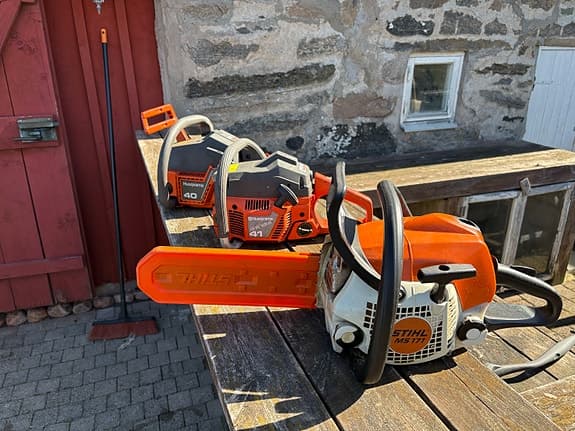 Motorsåg med nytt svärd och kedja.
