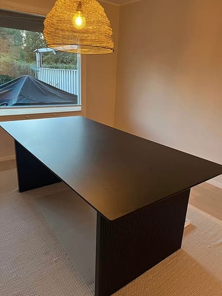 Svart snyggt matbord