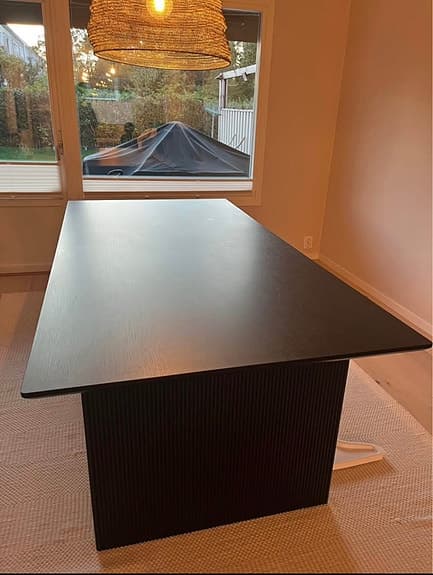 Svart snyggt matbord