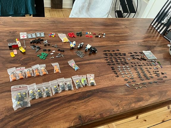 LEGO City minifigurer och tillbehör + massor BrickArms vapen!