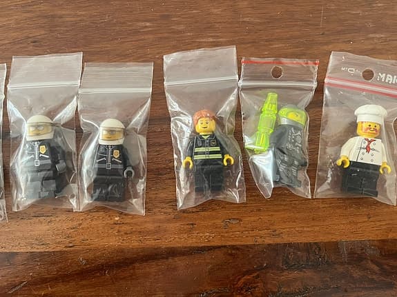 LEGO City minifigurer och tillbehör + massor BrickArms vapen!